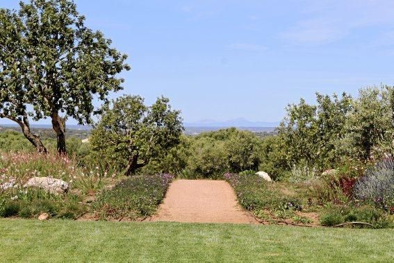 Gartenarchitektin Andi Lechte zeigt einer Reisegruppe ein Anwesen bei Santanyí. Der Entwurf stammt aus ihrer Feder.