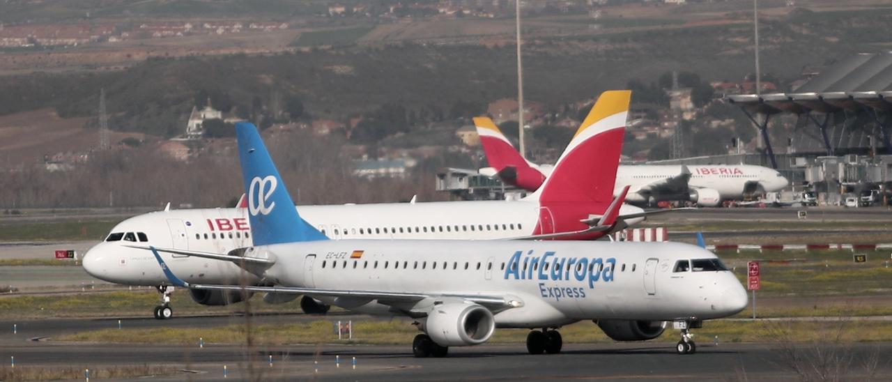 Dos aviones de Iberia y Europa Press, en el aeropuerto de Barajas el pasado mes de diciembre