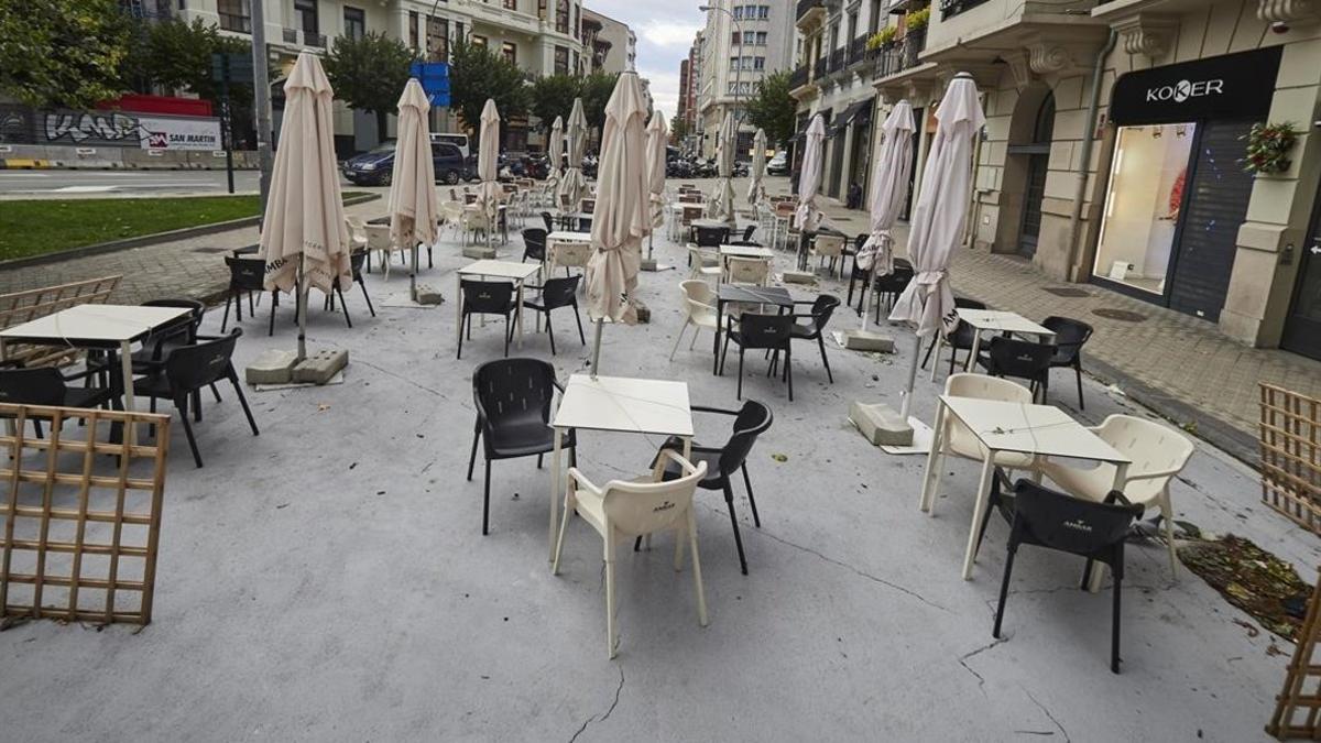 Una terraza vacía de clientes tras las nuevas restricciones impuestas por el Gobierno foral