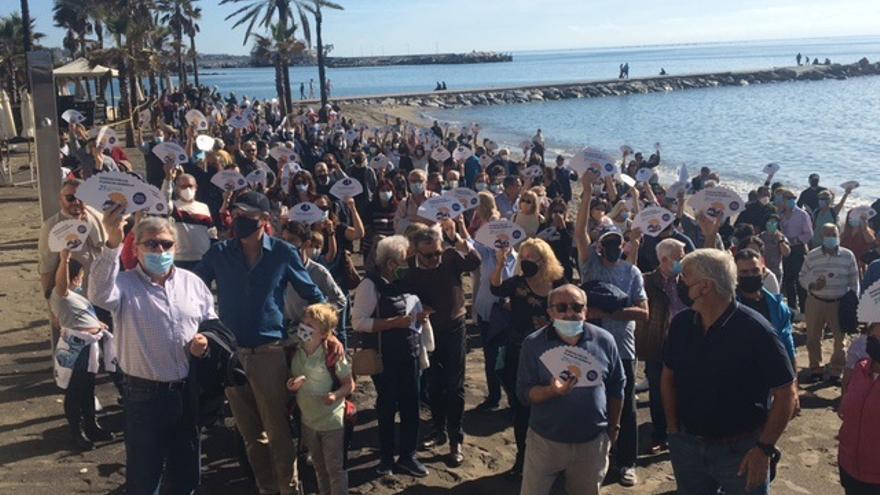 Unas 500 personas piden en una marcha en Marbella agilizar la regeneración de las playas