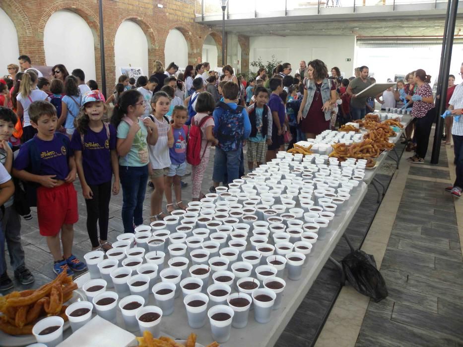 Más de 300 escolares han participado en la fiesta del 469 cumpleaños de Miguel de Cervantes en el interior del antiguo Mercado Minorista de Vélez-Málaga