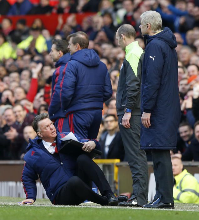 Louis Van Gaal se tira al suelo para protestar una jugada durante el Manchester United - Arsenal.