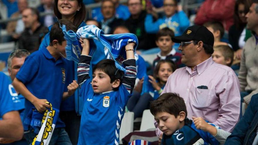 Jóvenes aficionados del Oviedo, ayer, en el Carlos Tartiere.