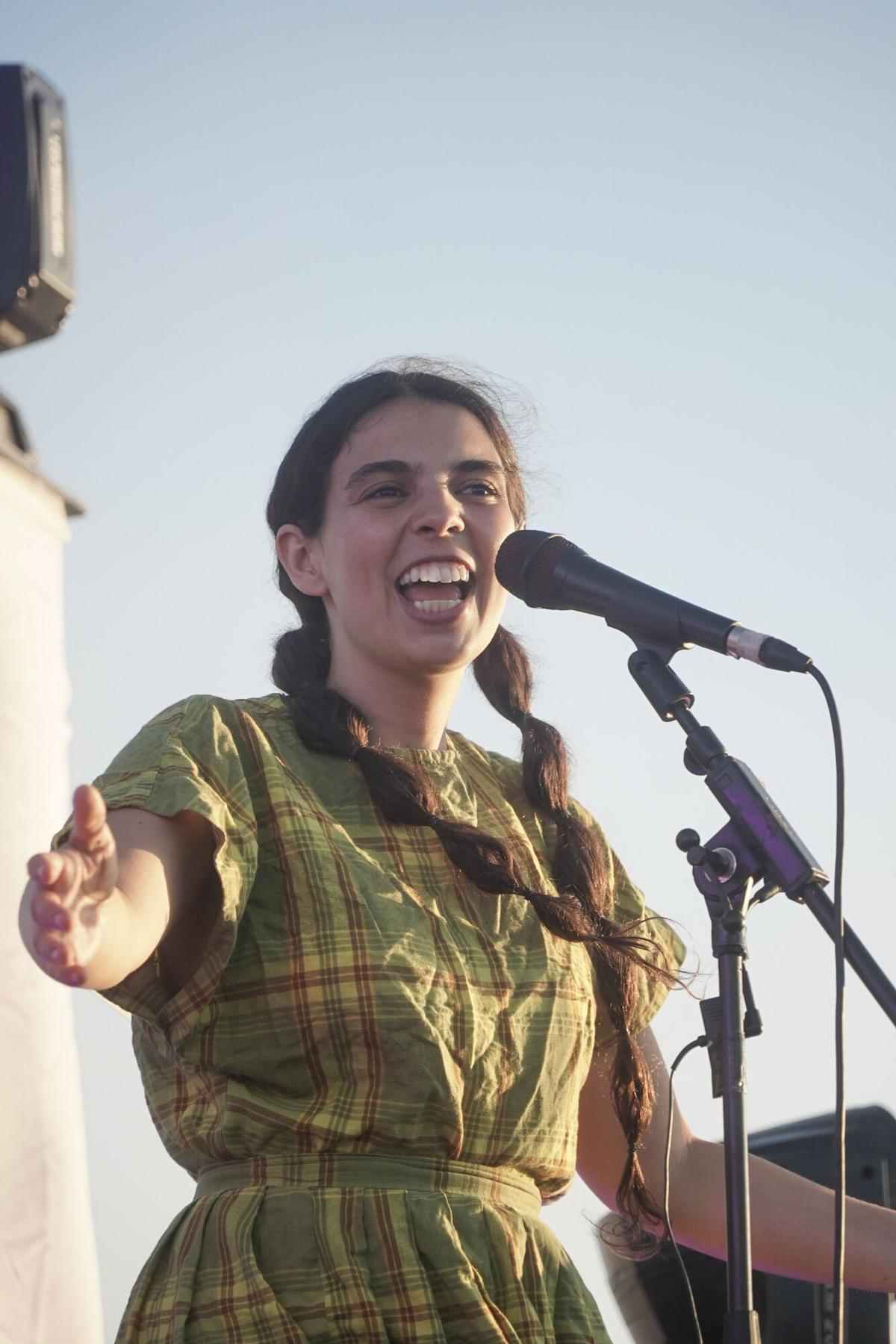 La cantautora y productora portuguesa llevó este jueves al castillo de San Antón una fusión de música tradicional lusa con sonidos electrónicos y sintetizadores durante la segunda jornada del Festival Noroeste Estrella Galicia.