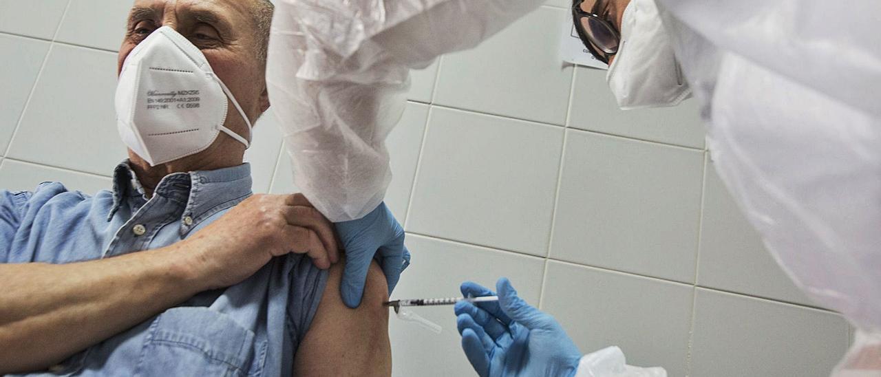 Personal de Enfermería en un centro de salud de la provincia vacuna frente al coronavirus, en una imagen reciente.  | PILAR CORTÉS