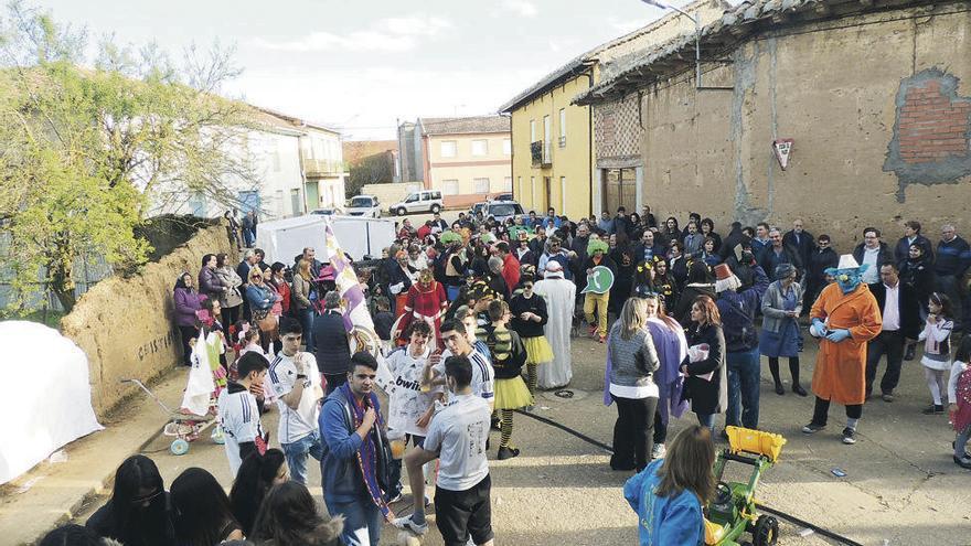 Los vecinos esperan antes del desfile de disfraces.