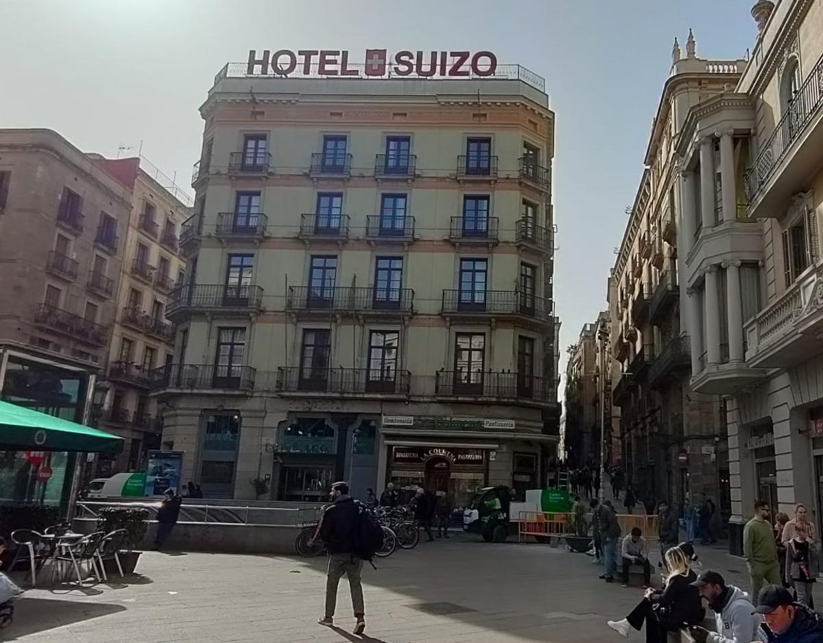 El mismo lugar, en la actualidad, con el Hotel Suizo en el lugar de la torre izquierda de la puerta romana y el bloque que acoge una tienda de artesanía y la cerería Subirà en el lugar de la torre derecha.