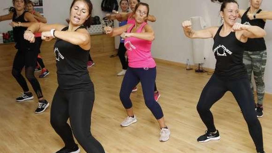 Algunas usuarias durante una clase de zumba dirigida por Vanesa Pérez. // Alba Villar