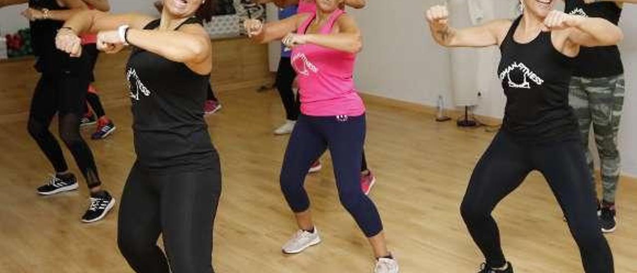 Algunas usuarias durante una clase de zumba dirigida por Vanesa Pérez. // Alba Villar