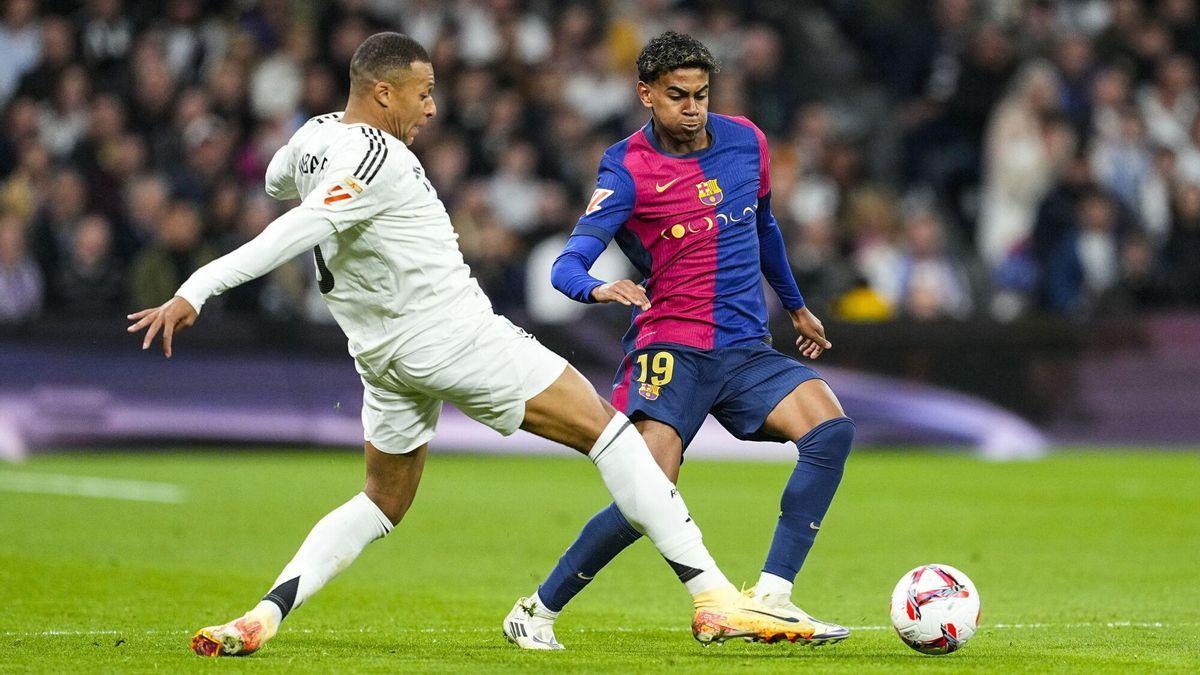 26/10/2024 Kylian Mbappe of Real Madrid and Lamine Yamal of FC Barcelona in action during the Spanish league, La Liga EA Sports, football match played between Real Madrid and FC Barcelona at Santiago Bernabeu stadium on October 26, 2024, in Madrid, Spain. DEPORTES Oscar J Barroso / AFP7 / Europa Press