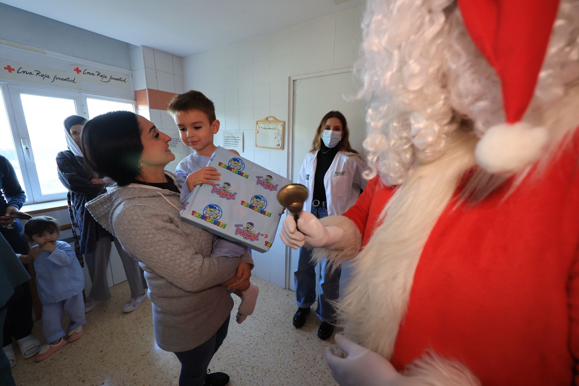 Mediterráneo y Todojuguete reparten ilusión entre los niños hospitalizados