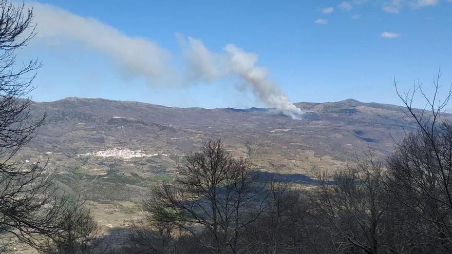 Medios del Infoex y de las Brif trabajan para sofocar un incendios en el Valle del Jerte