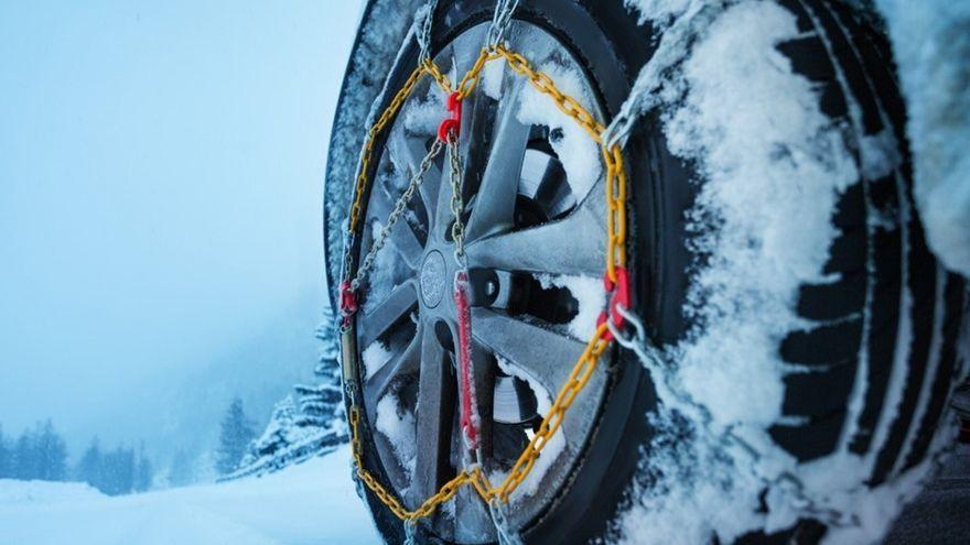 Cadenas en una rueda por la nieve.