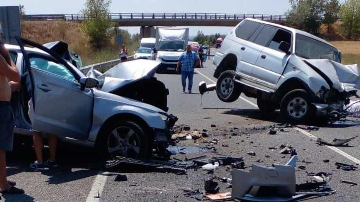 Els dos vehicles accidentats a la Tallada d'Empordà