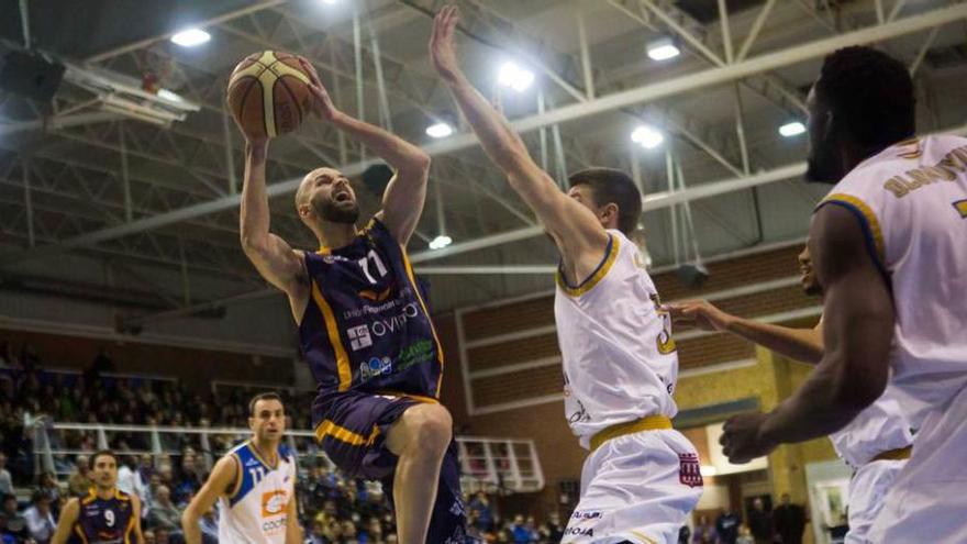 Andrés Miso, del Unión Financiera, se dispone a tirar a canasta, ayer en el polideportivo de Pumarín.