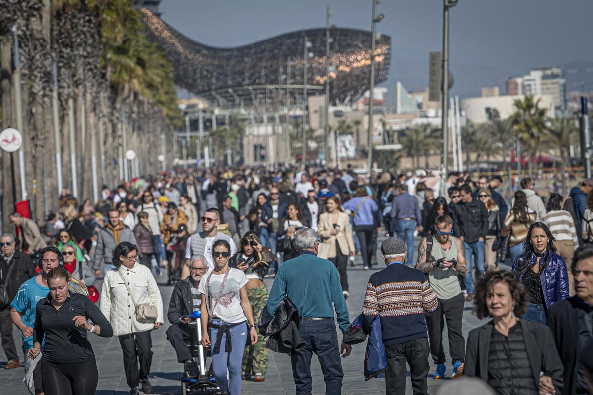 Los barceloneses acuden en masa a las playas de la ciudad para disfrutar del último día primaveral antes de la llegada del frío