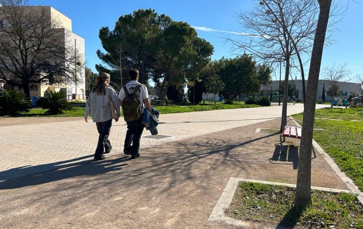 Dos estudiantes recorren el campus de la UIB.  | N.CUÉLLAR