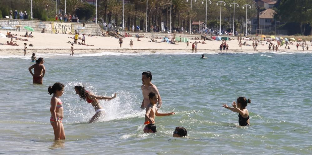 Samil se llena de bañistas ansiosos de sol // Alba Villar