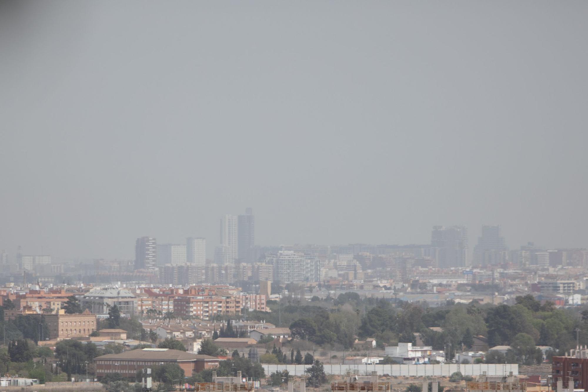 Una densa nube de polvo sahariano cubre València