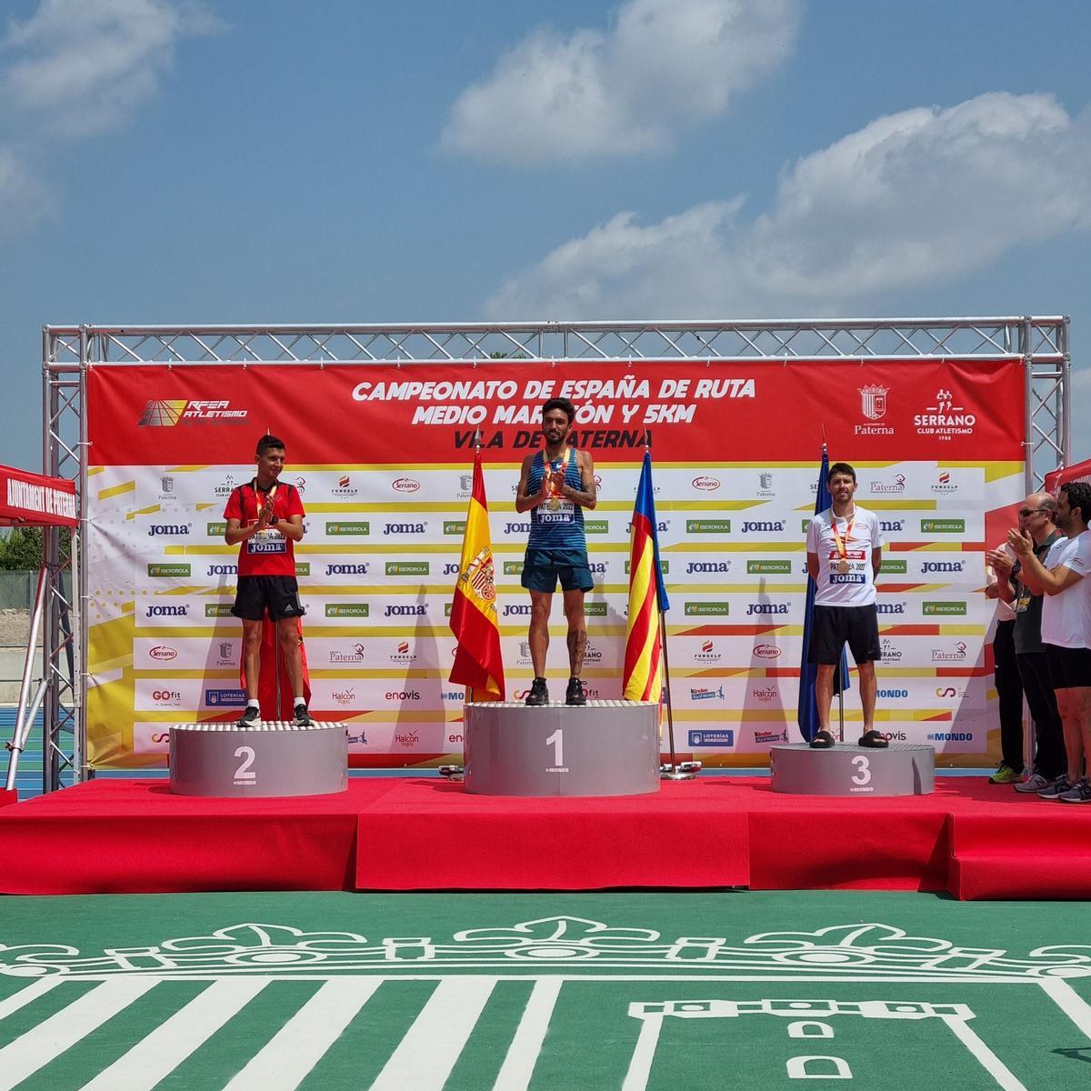 Podio masculino del Medio Maratón con Chiki Pérez tercero