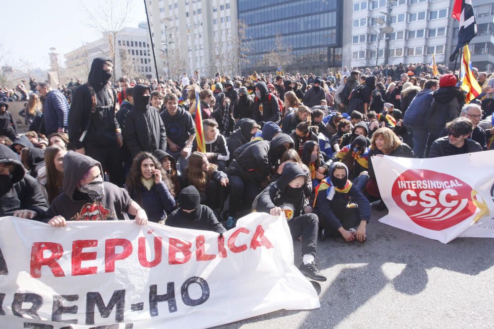 Els manifestants a l'avinguda Jaume I de Girona