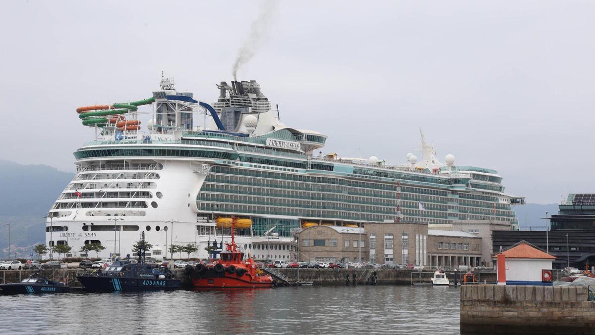 El colosal «Liberty of the Seas», esta mañana en el Muelle de Trasatlánticos de Vigo. / Alba Villar