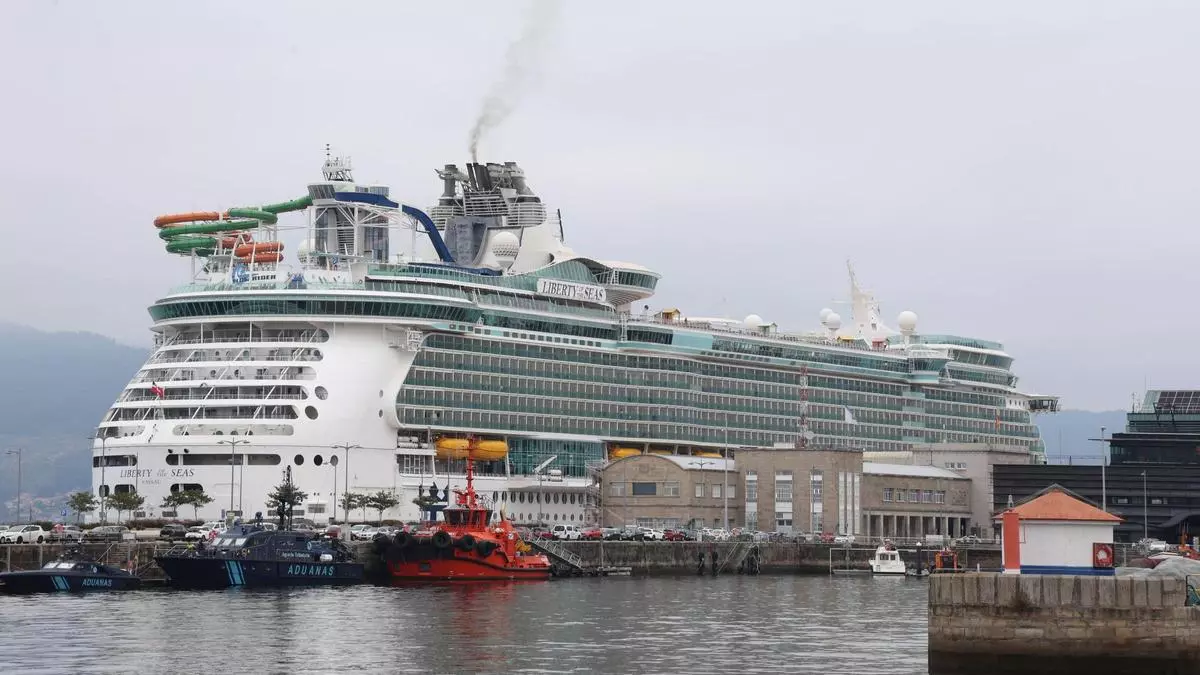 El «Liberty of the Seas» desembarca su quinta marea de cruceristas en Vigo
