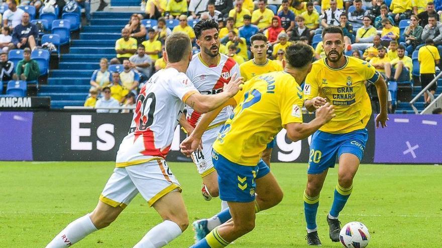 Kirian conduce el balón mientras es perseguido por Óscar Valentín y Munir se desmarca. | | JUAN CASTRO