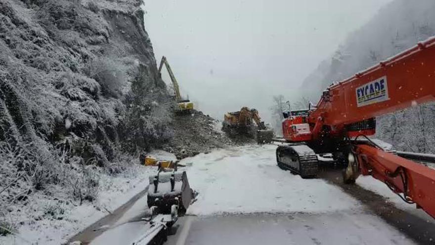 Así trabajan bajo la nieve en el argayo que aísla el concejo de Caso