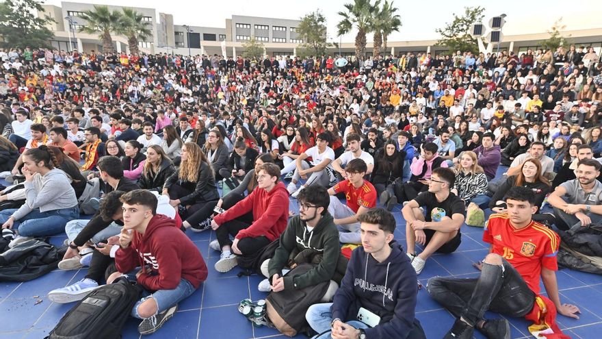 Vídeo: Más de mil personas disfrutan de la goleada de España en una pantalla gigante de la UJI