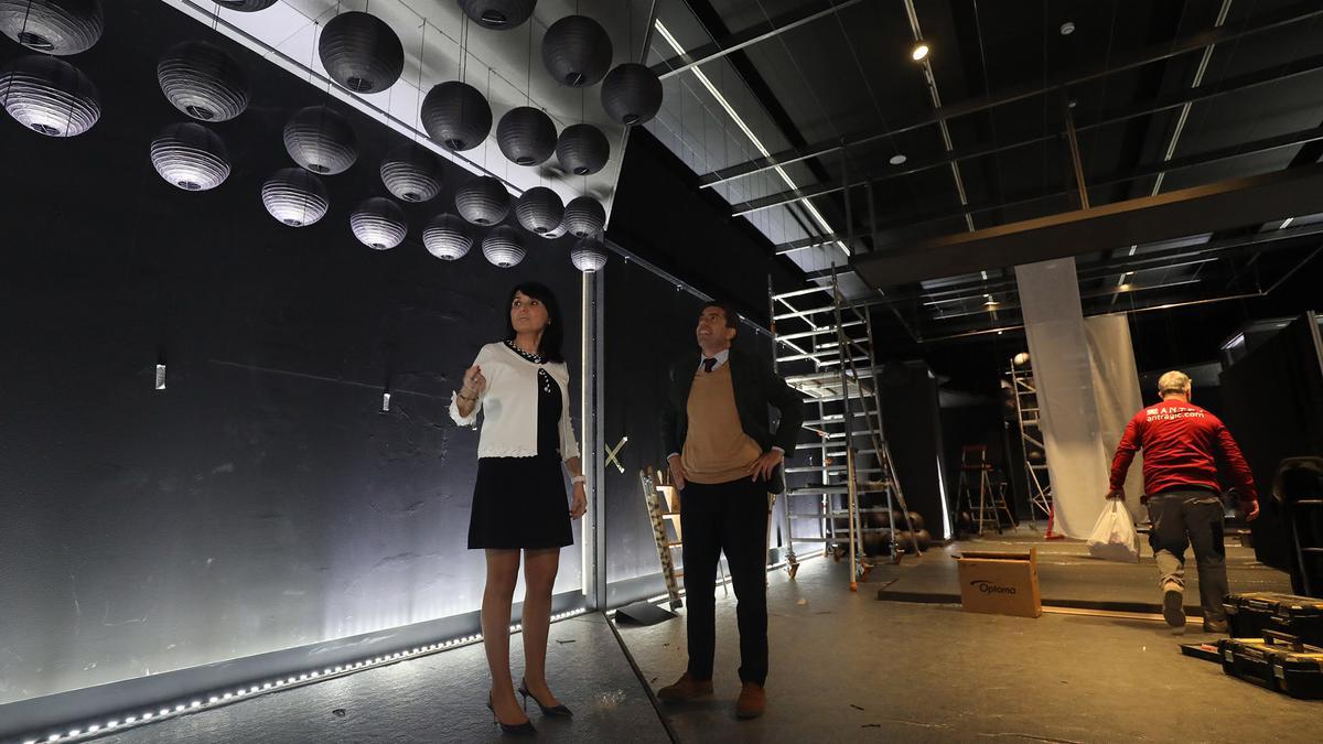 Julia Parra y Carlos Mazón visitan los preparativos para la exposición de los guerreros de Xian en el MARQ