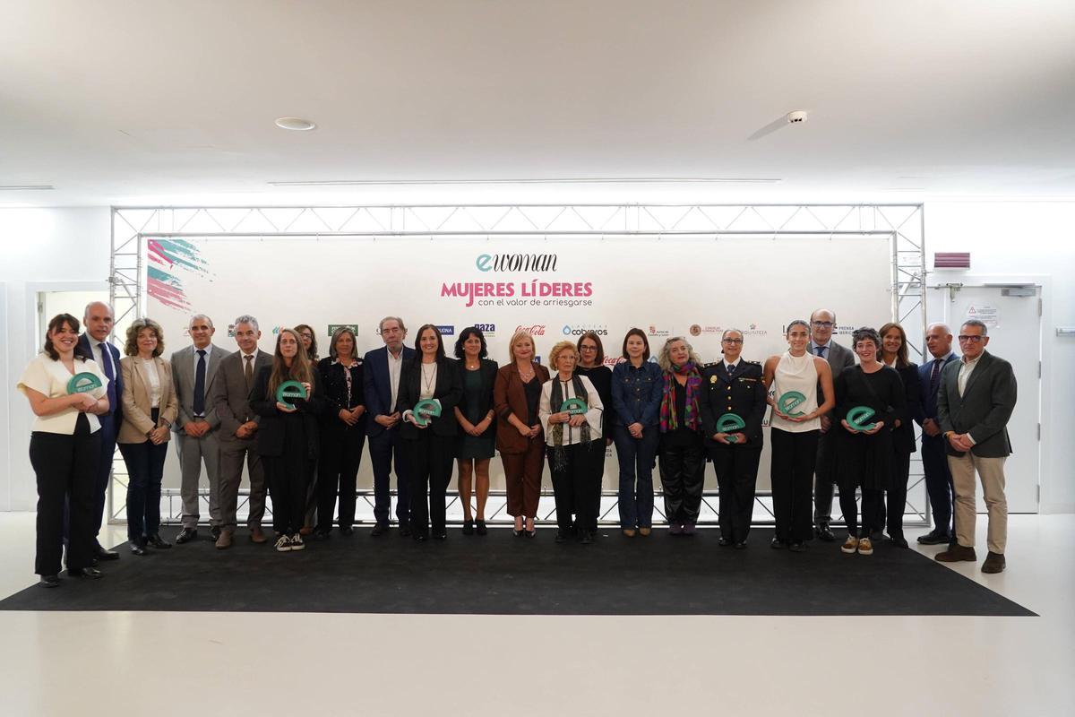 Ganadoras, patrocinadores y organizadores, en la entrega de los Premios eWoman 2025