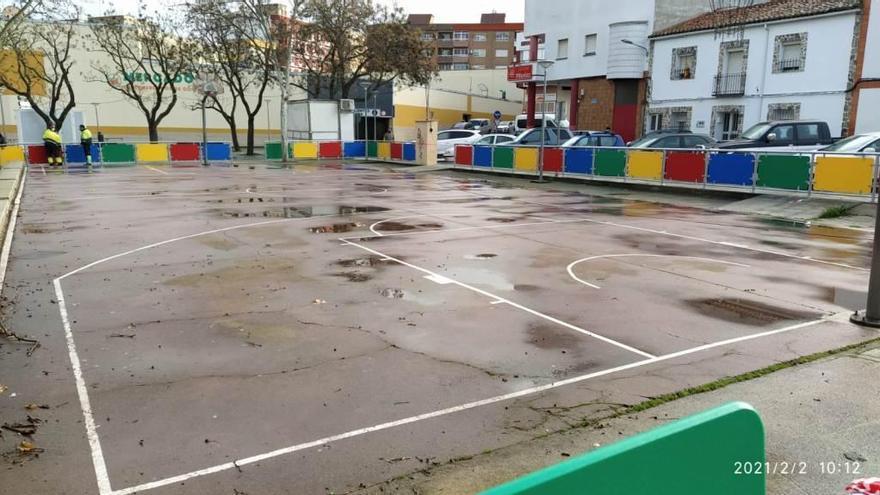 La pista de la Plaza de las Minas de Navalmoral de la Mata se dota de una valla de protección