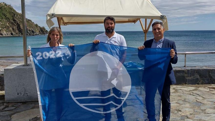 Asturias recibe las 25 banderas azules que lucirá este verano