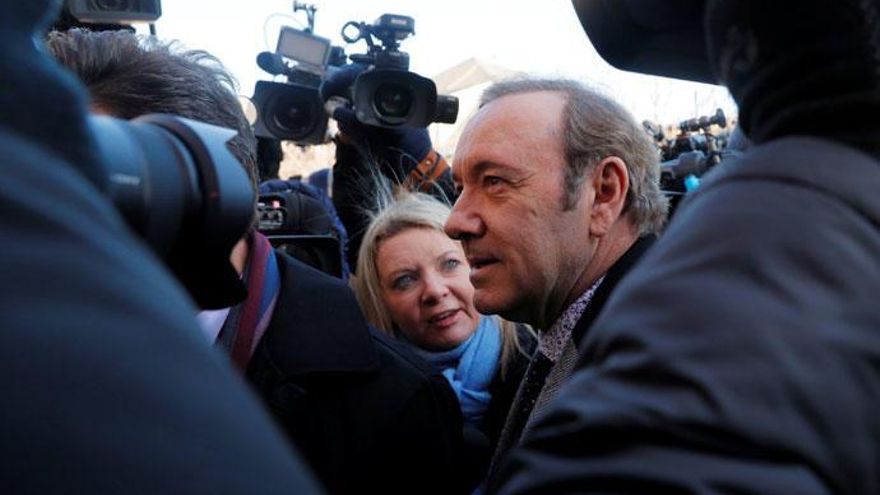 Kevin Spacey entrando en el juzgado