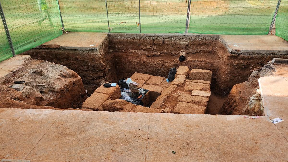 Los arqueólogos trabajan en el monumento funerario.