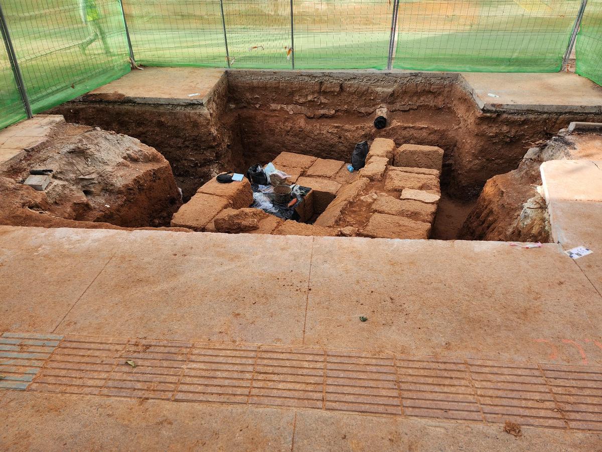 Los arqueólogos trabajan en el monumento funerario.