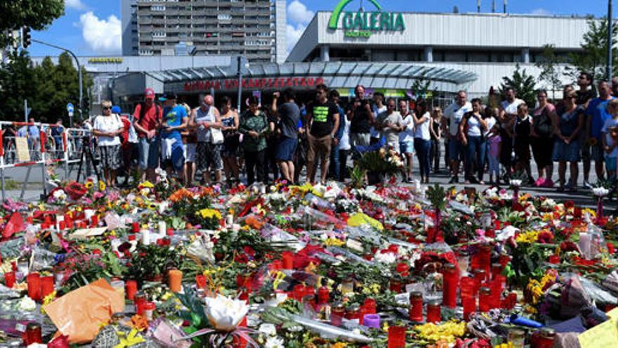 Homenaje a las víctimas en el lugar donde se produjo el atentado.