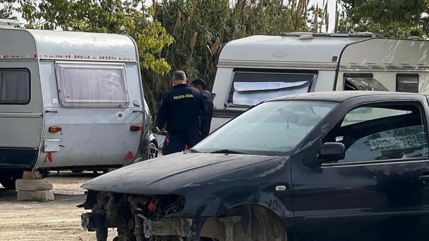 Un policía, de espaldas, durante el control en el ‘parking’ de es Gorg. | A. E.