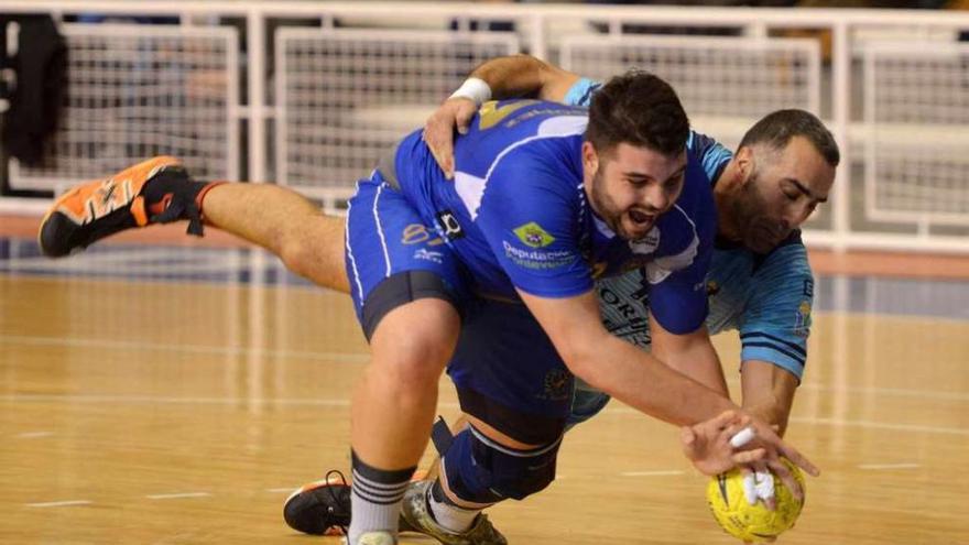 Fernando Eijo defiende a un jugador del Teucro en el derbi del pasado sábado. // Gustavo Santos