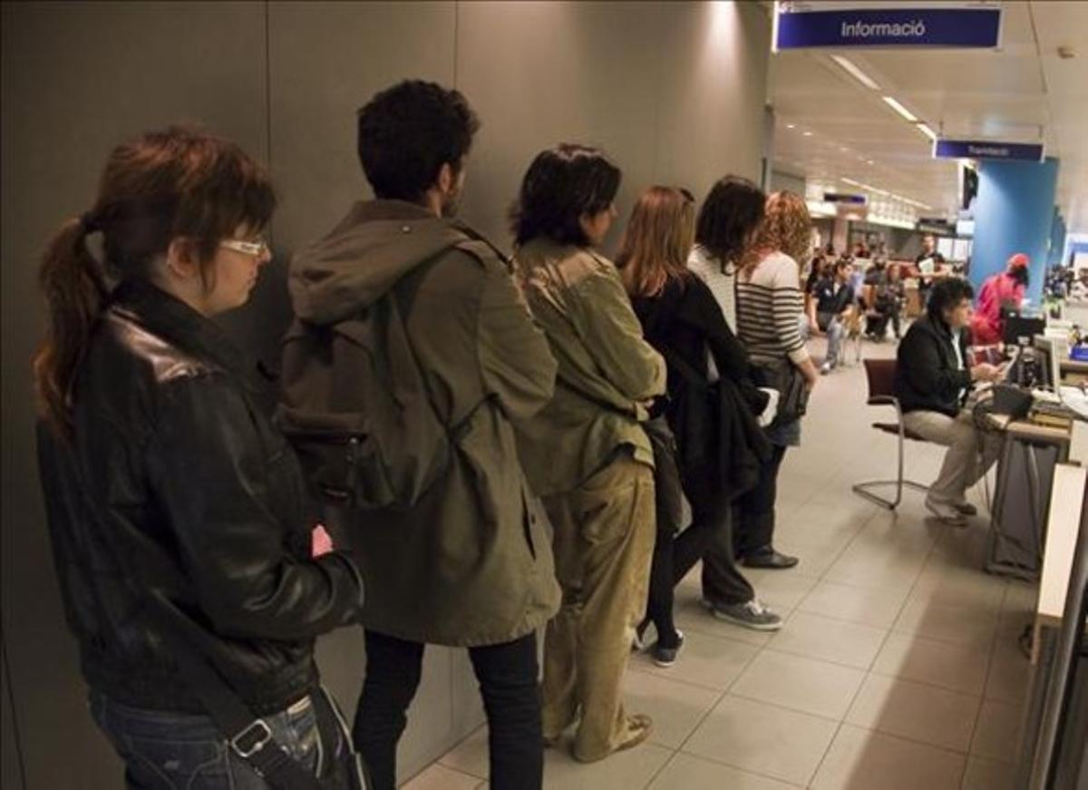 Cua en una oficina de desocupació a Barcelona.