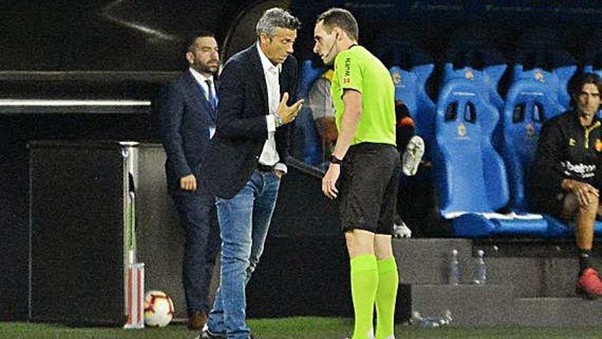 Martí conversa con el colegiado Gorostegui Fernández.