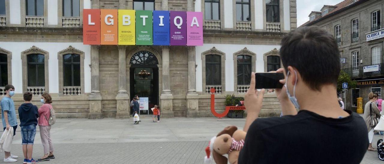 Bandera en el Concello de Pontevedra con las letras del acrónimo LGBTIQA en 2021. // RAFA VÁZQUEZ