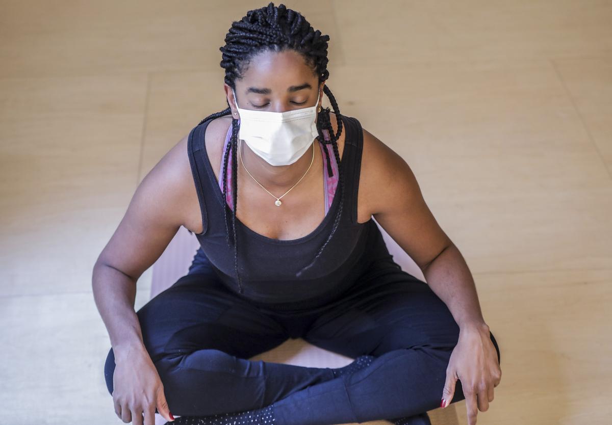 Una alumna realiza yoga en las instalaciones de un gimnasio el día que se reabren los recintos deportivos en la Comunitat