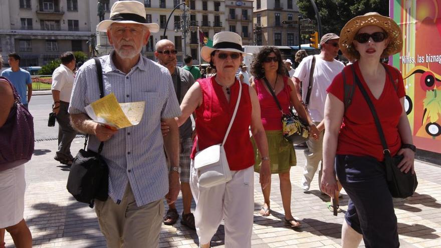 Turistas extranjeros pasean por las calles del Centro durante la Feria de Málaga.