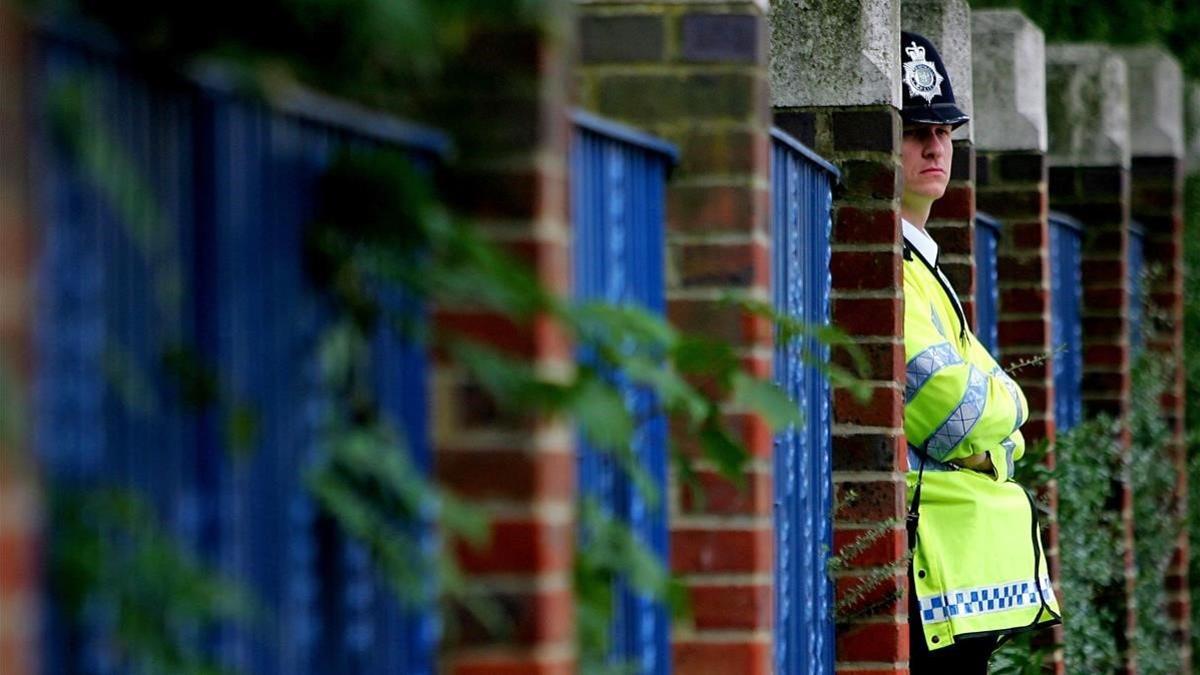 Un policía vigila un edificio en el este de Londres.