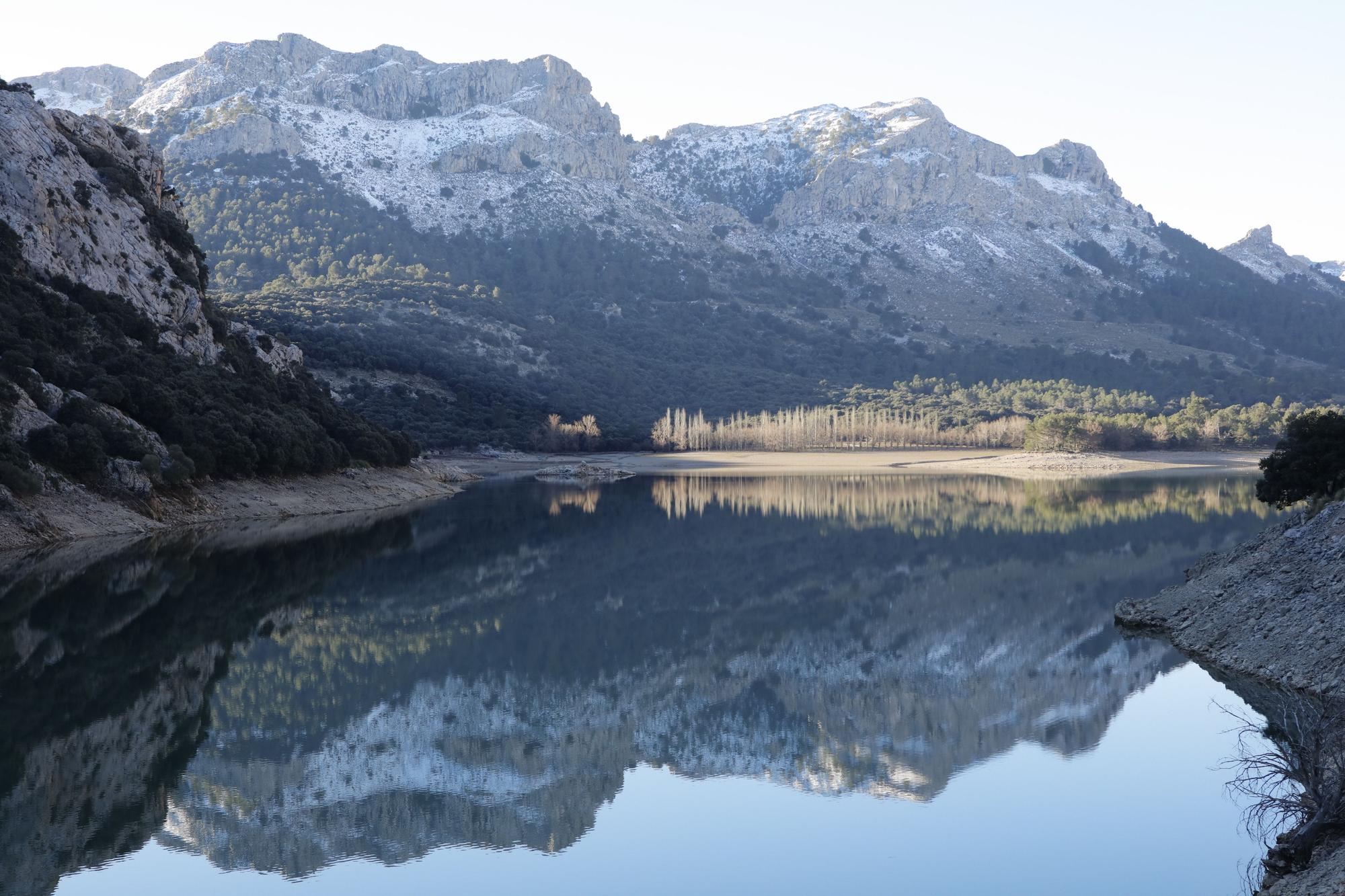 Winter auf Mallorca - die traumhafte Landschaft am Stausee Gorg Blau