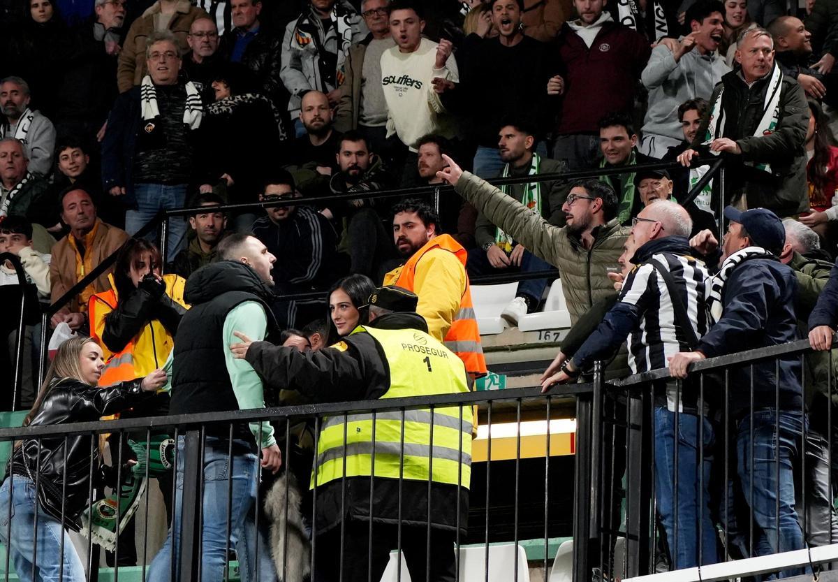 Galería | La trifulca del Castellón-Racing en la grada y en el campo, con Iñigo Vicente, en imágenes