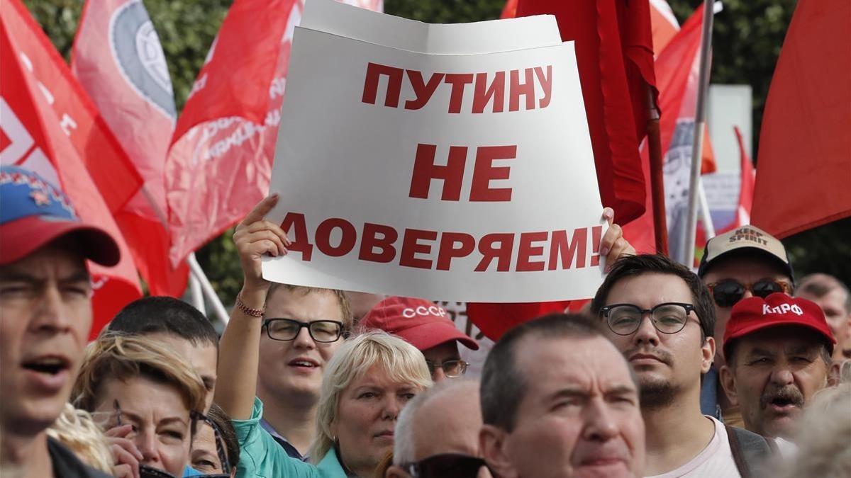 En San Petersburgo, una manifestante rusa contra la reforma de las pensiones sostiene un cartel en el que se lee: &quot;No confiamos en Putin&quot;.