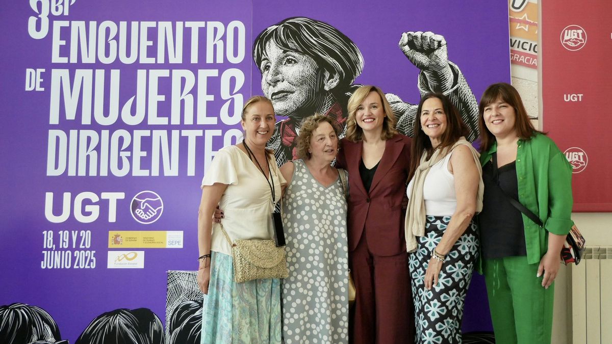 La ministra Pilar Alegría junto a varias dirigentes de UGT, este viernes en Zaragoza.